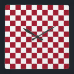 Schachbrett und Weiß Quadratische Wanduhr<br><div class="desc">Abstrakte digitale Kunst der bordeauxroten und weißen Quadrate in karierter Form.</div>