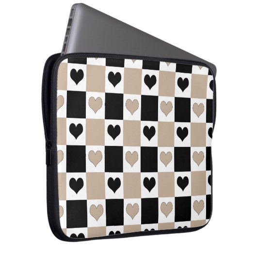 Schachbrettherzen in Taupe, Schwarz und Weiß Laptopschutzhülle (Vorne Rechts)