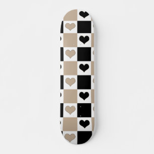 Schachbrettherzen in Taupe, Schwarz und Weiß Skateboard