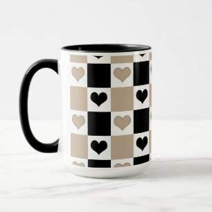 Schachbrettherzen in Taupe, Schwarz und Weiß Tasse