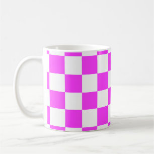 Schachbrettmuster-Fliesen-Hintergrund. Weiß und Ro Kaffeetasse