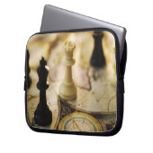 Schachfiguren auf der alten Weltkarte Laptopschutzhülle (Vorderseite Links)