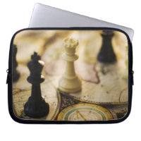 Schachfiguren auf der alten Weltkarte
