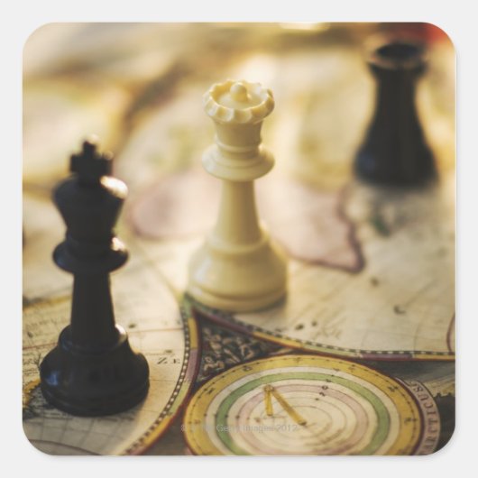 Schachfiguren auf der alten Weltkarte Quadratischer Aufkleber (Vorderseite)