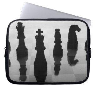 Schachfiguren auf Schachbrett in Schwarzweiß Laptopschutzhülle