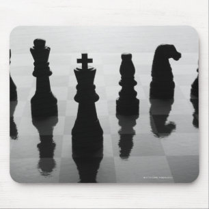 Schachfiguren auf Schachbrett in Schwarzweiß Mousepad