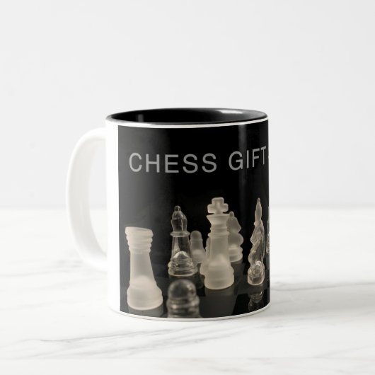 Schachspiel-Tasse in Schwarz und Weiß. Zweifarbige Tasse (Vorderseite Links)