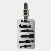 Schachstücke auf Schachbrett in Schwarzweiss Gepäckanhänger (Vorderseite vertikal)
