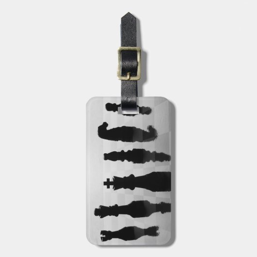 Schachstücke auf Schachbrett in Schwarzweiss Gepäckanhänger (Vorderseite vertikal)