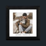 Schachtel für Holzschmuck Erinnerungskiste<br><div class="desc">Ein einzigartiges personalisiertes Foto aus lackiertem Sake. Ersetzen Sie dieses Foto durch Ihr eigenes Lieblings-Foto. Passen Sie mit Ihnen und Ihrem Hund,  Katze oder einem Haustier an und fügen Sie unten Ihre Namen hinzu. Ein toller Sake.</div>