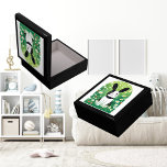 Schachtel für Schwarz-Weiß-Schmuck Erinnerungskiste<br><div class="desc">Ein niedliches Schwarz-Weiß-Hasen in einem Feld von Wildblumen. Digital im Stil eines Cartoon erstellt. Perfektes Design für Kinder und Erwachsene auf vielen trendigen Produkten! Passen Sie Ihre Hintergrundfarbe oder Ihren Text an!</div>