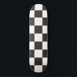 Schachtel (Schwarz und Weiß) (Muster des Schachbre Skateboard<br><div class="desc">Dieses Design verfügt über eine schwarz-weiße Schachflagge, die typischerweise im Motorsport verwendet wird, um das Ziel anzuzeigen. Die Flagge wird oft mit dem Gewinner eines Rennens in Verbindung gebracht, da sie die ersten sind, die an der Schachflagge vorbeifahren. Das Muster kann auch durch ein Schachbrett beeinflusst werden, das zum Spielen...</div>