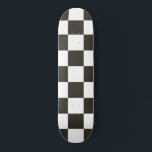 Schachtel (Schwarz und Weiß) (Muster des Schachbre Skateboard<br><div class="desc">Dieses Design verfügt über eine schwarz-weiße Schachflagge, die typischerweise im Motorsport verwendet wird, um das Ziel anzuzeigen. Die Flagge wird oft mit dem Gewinner eines Rennens in Verbindung gebracht, da sie die ersten sind, die an der Schachflagge vorbeifahren. Das Muster kann auch durch ein Schachbrett beeinflusst werden, das zum Spielen...</div>