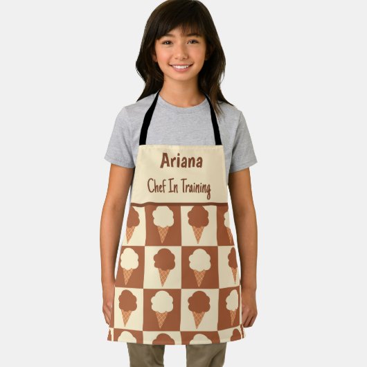 Schachteliger Eiscreme-Koch im Training Schürze (Insitu)