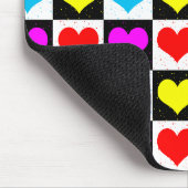 Schachtes Muster für farbenfrohe Herzen Mousepad (Ecke)