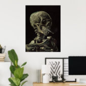 Schädel eines Skeletts mit brennender Zigarette Poster (Heimbüro)