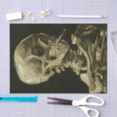 Schädel eines Skeletts mit brennender Zigarette, Seidenpapier (Handwerk)