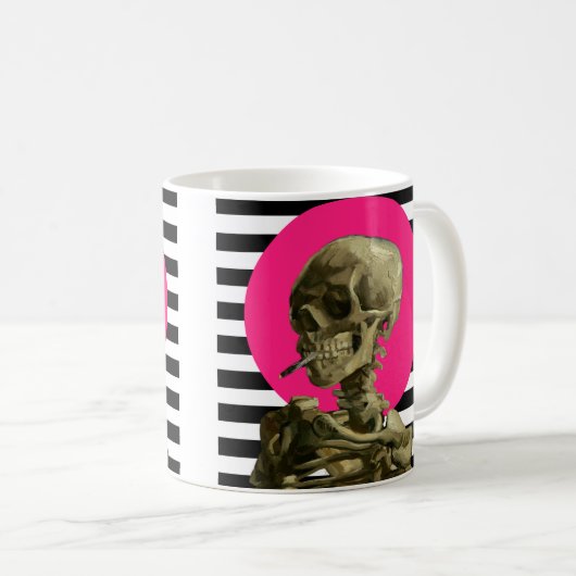 Schädel eines Skeletts mit brennender ZigarettenCo Kaffeetasse (VorderseiteRechts)