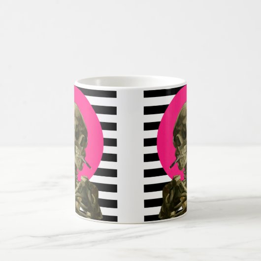 Schädel eines Skeletts mit brennender ZigarettenCo Kaffeetasse (Mittel)