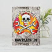 Schädel-Flammen und gekreuzte Chrom-Schlüssel Einladung (Stehend Vorderseite)