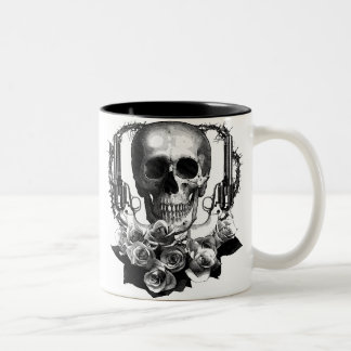 SCHÄDEL-GEWEHRE und ROSEN Zweifarbige Tasse