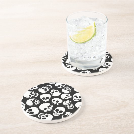 Schädel im schwarzen Hintergrund-Muster Getränkeuntersetzer (Seite)