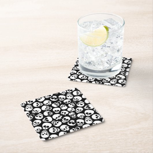 Schädel im schwarzen Hintergrund-Muster Rechteckiger Pappuntersetzer (Vor Ort)
