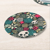 Schädel in Blume Runder Pappuntersetzer (Angewinkelt)