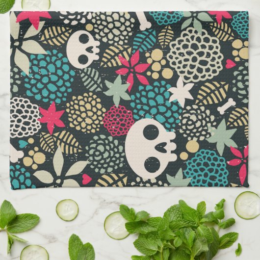 Schädel in den Blumen Geschirrtuch (Gefaltet)