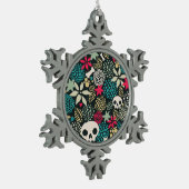 Schädel in den Blumen Schneeflocken Zinn-Ornament (Links)
