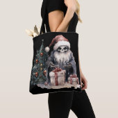 Schädel in Weihnachtsmannmütze mit gotischem Weihn Tasche (Von Nahem)