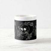 Schädel-Liebe - Schädel, Rosen und Herzen durch Al Kaffeetasse (Mittel)