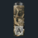 Schädel mit brennender Zigarette Van Gogh Monogram Thermosbecher<br><div class="desc">Vincent van Gogh (Niederländisch, 1853 - 1890) Schädel eines Skeletts mit brennender Zigarette, 1885-86, Öl auf Leinwand Ungerahmt: 32 cm × 24, 5 cm (13 in × 9, 6 in) Früharbeit von Vincent van Gogh. Dieses kleine Gemälde ist Teil der ständigen Sammlung des Van Gogh Museums in Amsterdam. Es wurde...</div>