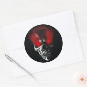 Schädel mit glühenden roten Augen Runder Aufkleber (Umschlag)