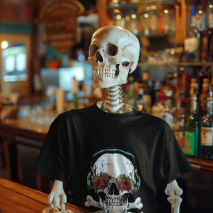 Schädel mit Kopfhörern und Rosen Grafik Halloween T-Shirt