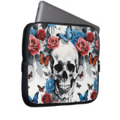 Schädel mit Rose und Schmetterlingen in Rot und Bl Laptopschutzhülle (Vorne Rechts)
