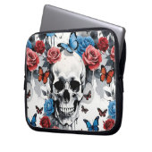 Schädel mit Rose und Schmetterlingen in Rot und Bl Laptopschutzhülle (Vorderseite Links)