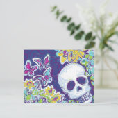 Schädel mit Schmetterlingen Postkarte (Stehend Vorderseite)