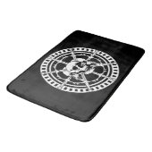 Schädel mit Schwertern Badematte (Schrägansicht)