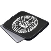 Schädel mit Schwertern Laptopschutzhülle (Vorne Knopf)