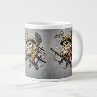 Schädel mit Sturzhelm, Flugzeugen und Bomben Jumbo-Tasse