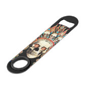 Schädel mit tibetanischem Kopfschmuck Speed Flaschenöffner (Rückseite Schrägansicht)