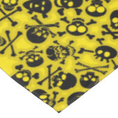 Schädel u. Knochen-Muster Tischdecke (Schrägansicht)