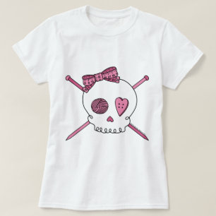 Schädel u. Stricknadeln (Rosa) T-Shirt