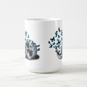Schädel und blaue Schmetterlinge weiß Kaffeetasse (Mittel)
