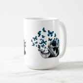 Schädel und blaue Schmetterlinge weiß Kaffeetasse (VorderseiteRechts)