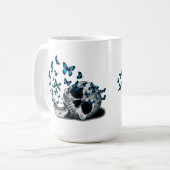 Schädel und blaue Schmetterlinge weiß Kaffeetasse (Vorderseite Links)