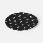 Schädel- und Crossbones-Halloween-Party Pappteller (Schrägansicht)