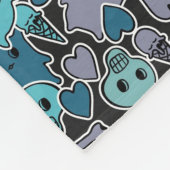 Schädel und Herzen auf schwarzem Hintergrund 2 Fleecedecke (Ecke)