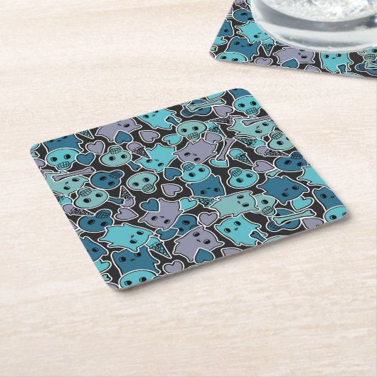 Schädel und Herzen auf schwarzem Hintergrund 2 Rechteckiger Pappuntersetzer (angewinkelt)